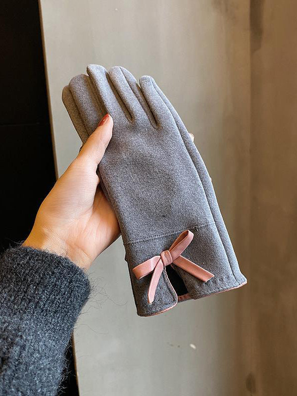 Gants à empiècements ornés d'un nœud
