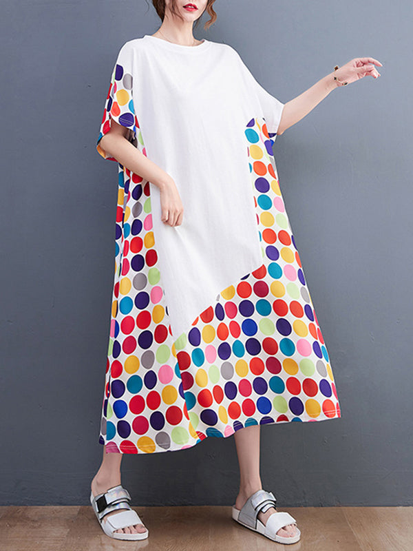 Robe mi-longue ample multicolore à manches courtes, à pois, à empiècements, à col rond