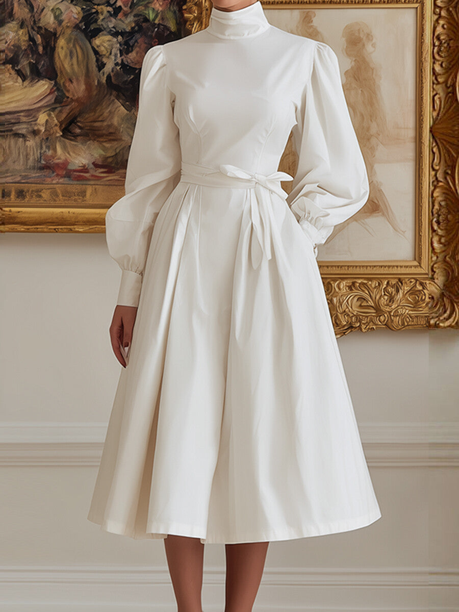 Robe mi-longue plissée coupe trapèze, taille haute, à poches, à taille nouée, à col haut, couleur unie