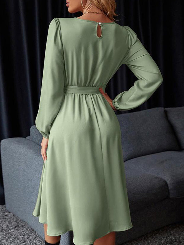 Robe mi-longue ample plissée à manches bouffantes, à taille élastique, à empiècements, à taille nouée, à col rond, couleur unie