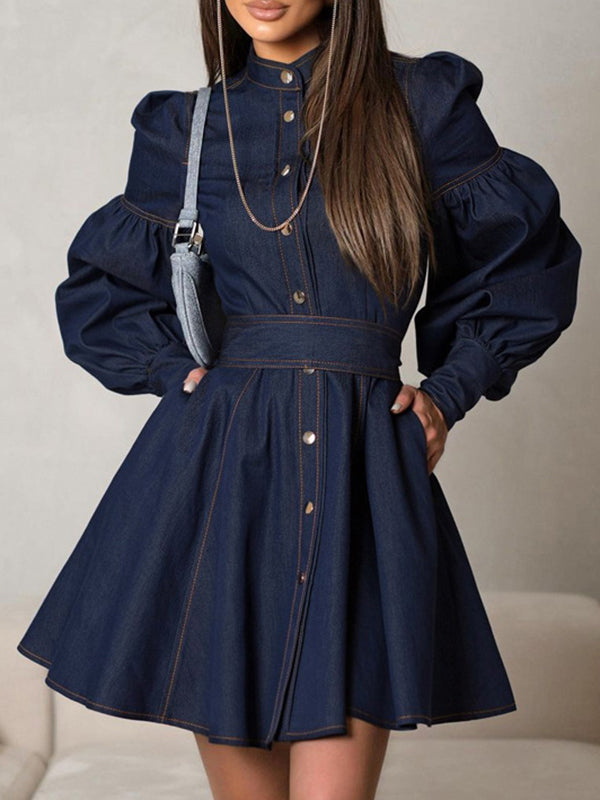 Robe courte boutonnée plissée coupe trapèze, à manches longues, à empiècements, à taille nouée, à col cheminée