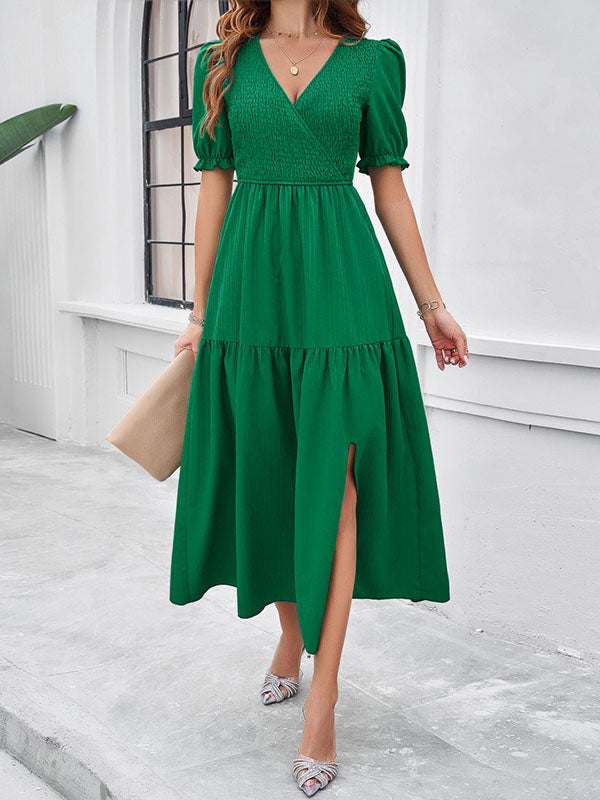 Robe mi-longue plissée coupe trapèze, taille haute, à taille élastique, à empiècements, à col en V, couleur unie