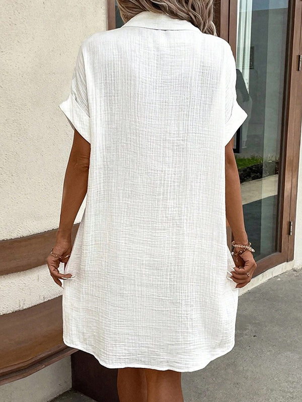Robe chemise ample plissée à manches courtes, à empiècements, à col revers