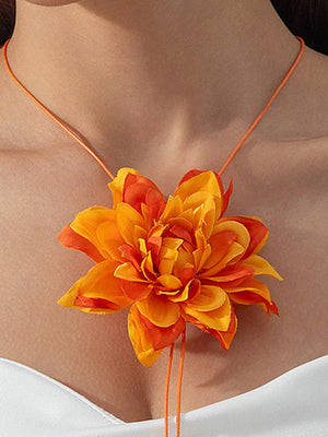 Collier en forme de fleur, couleur unie