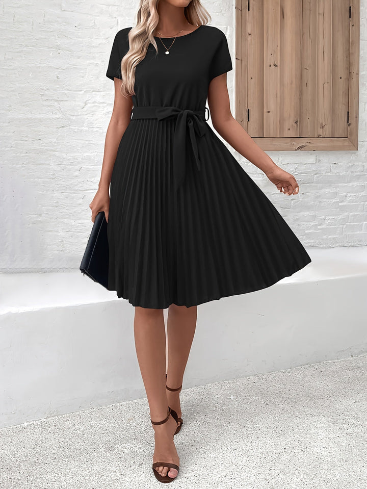 Elise | Robe midi plissée à manches courtes avec ceinture à nouer