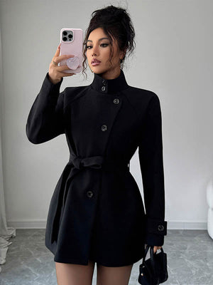 Veste asymétrique boutonnée à taille élastique, taille haute, à taille nouée, à col montant, couleur unie