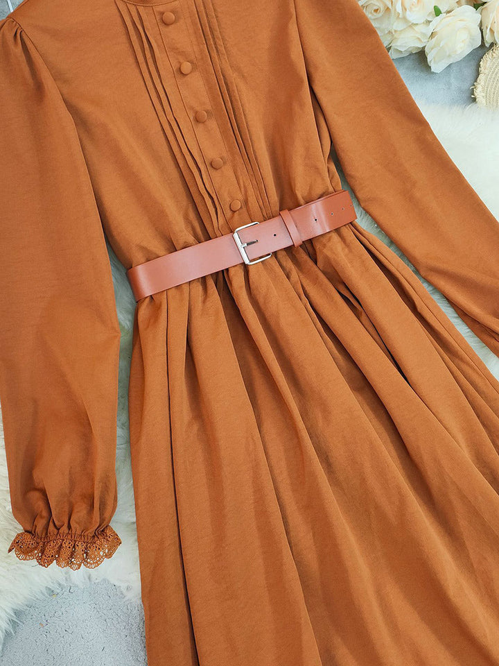 Robe chemise boutonnée plissée coupe trapèze, à taille élastique, avec ceinture, à empiècements, à col montant, couleur contrastée