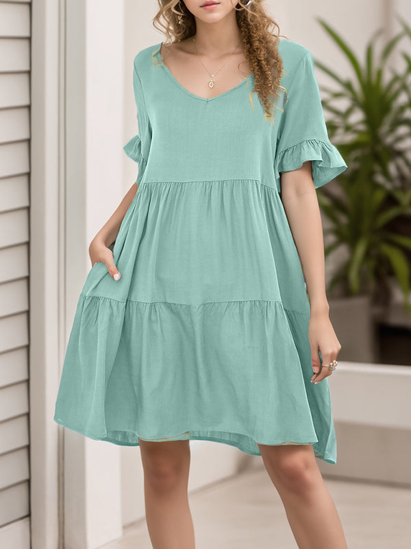 Robe courte plissée volantée coupe trapèze, à manches évasées, à poches, à empiècements, à col rond, couleur unie