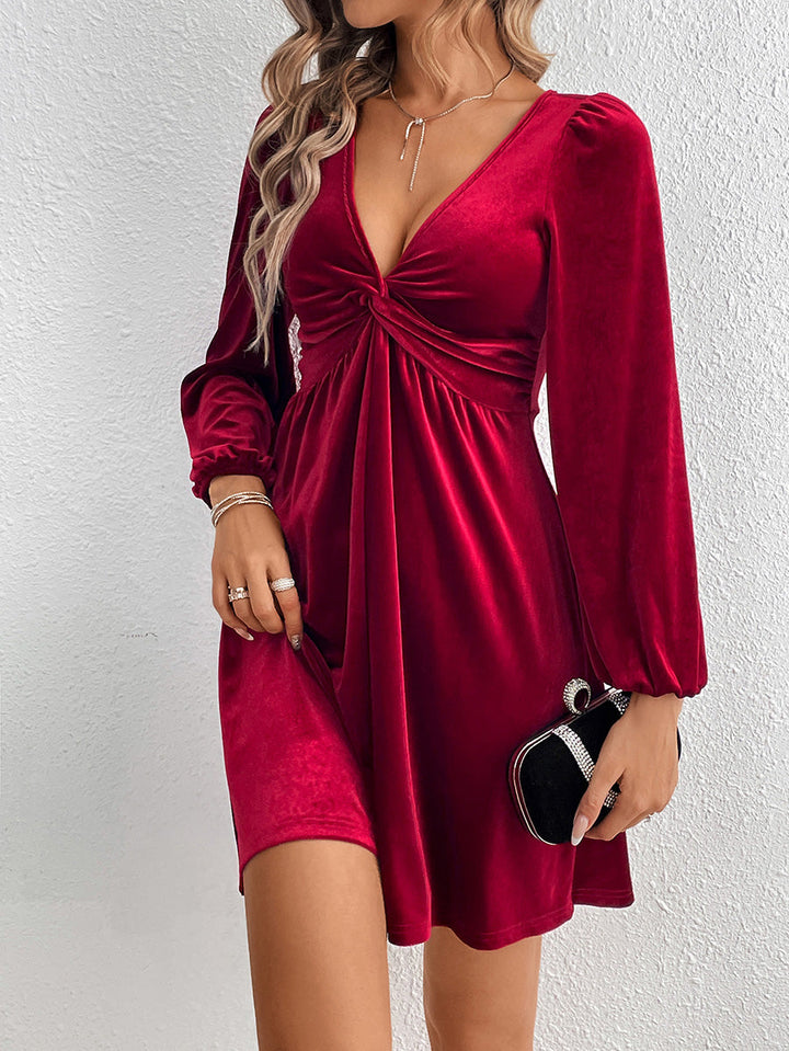 Robe courte plissée coupe trapèze, taille haute, à nœud, à empiècements, en velours, à décolleté en V profond, couleur unie