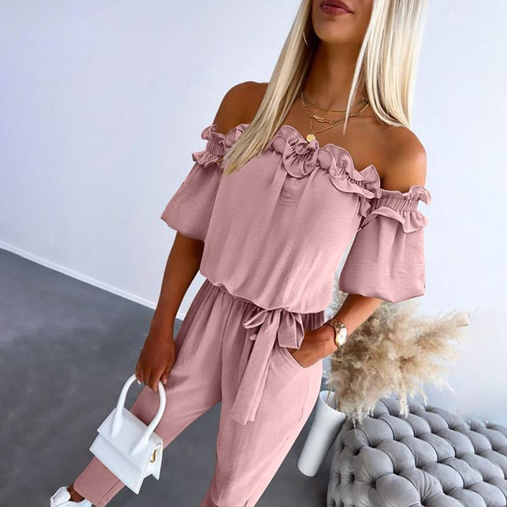 CAMILA – Jumpsuit élégant à épaules dénudées avec volant et ceinture à la taille