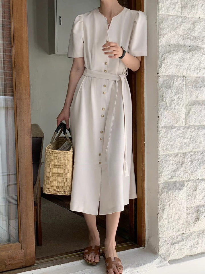 Robe mi-longue ample boutonnée coupe trapèze, à empiècements, à taille nouée, à col en V, couleur unie