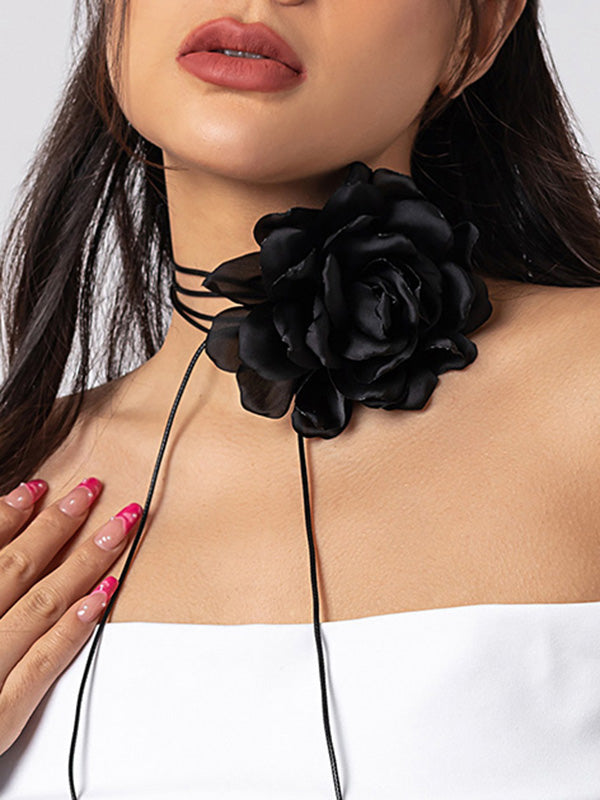 Collier délicat en forme de fleur, à lacets