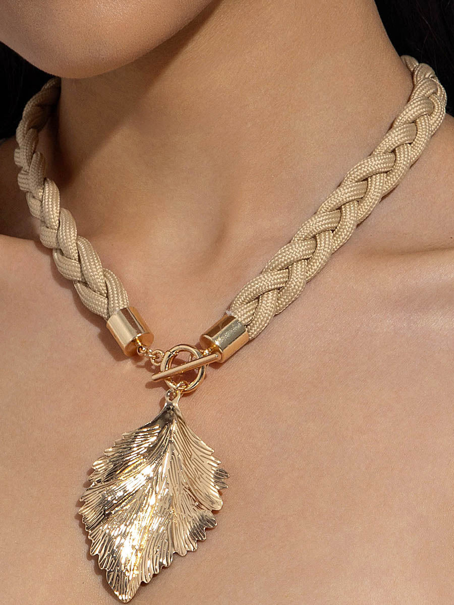 Collier géométrique en forme de feuilles