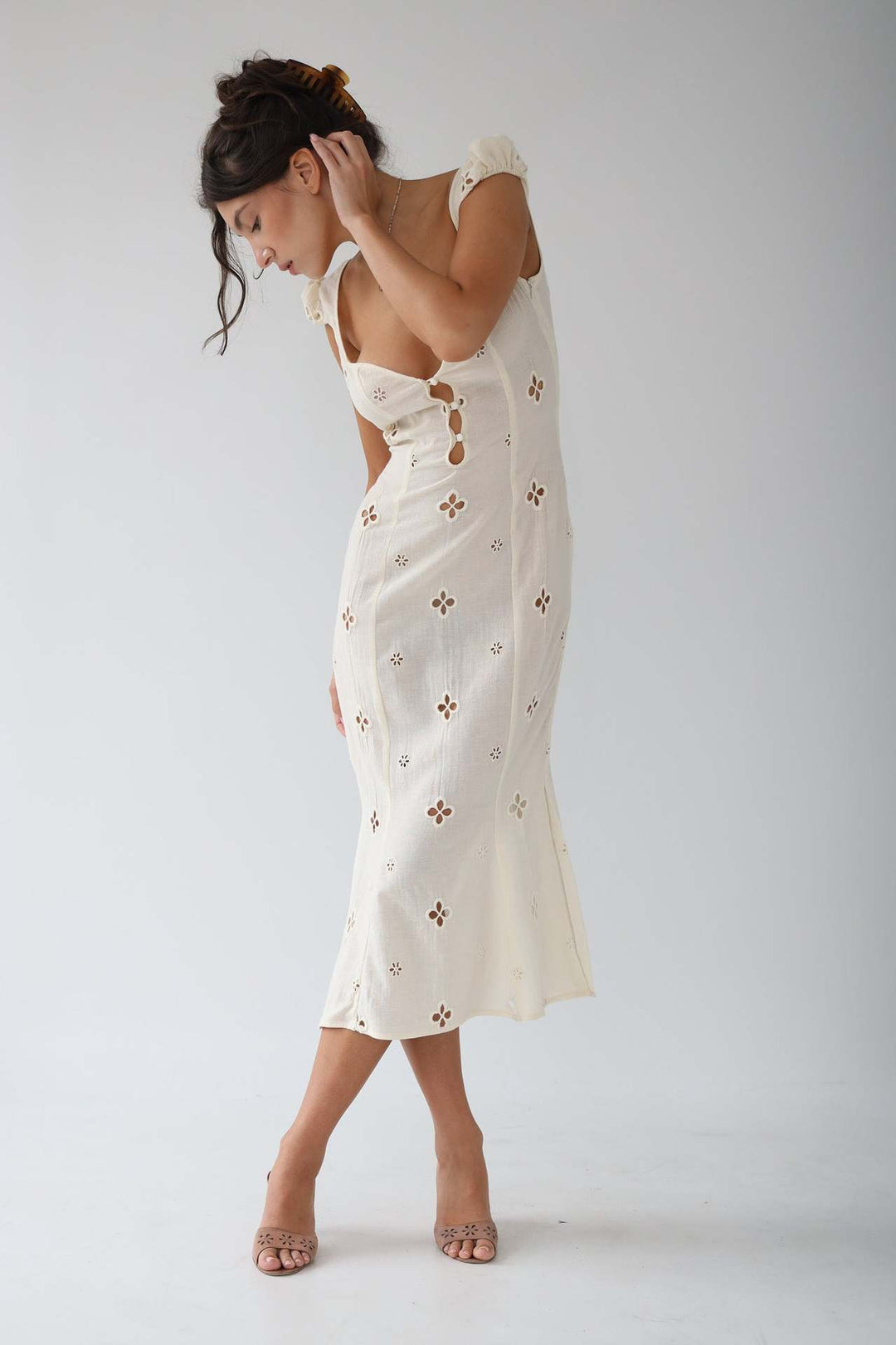 Bianca - Robe midi blanche brodée avec découpes