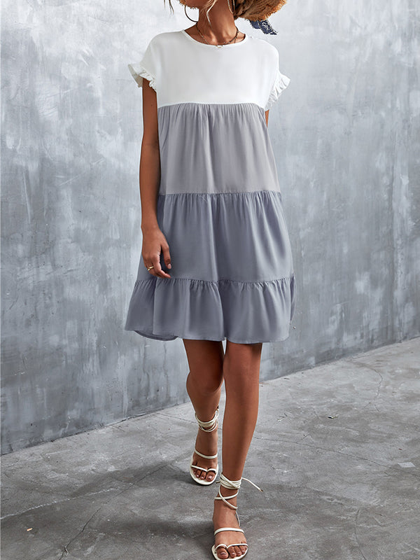 Robe courte ample plissée à manches volantées, à falbalas, à empiècements, à col rond, couleur contrastée