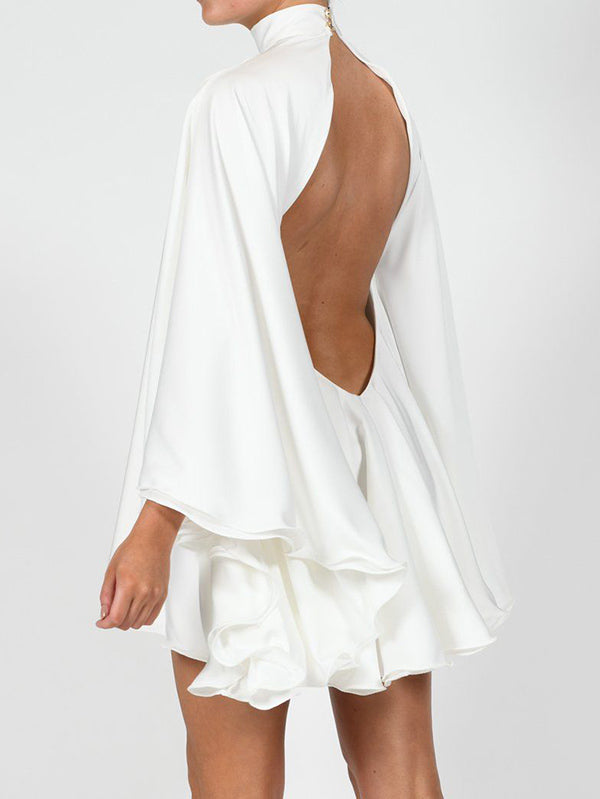 Robe courte à col haut, dos nu, à manches évasées, couleur unie