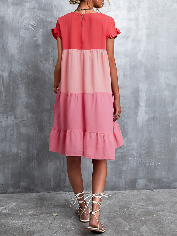 Robe courte ample plissée à manches volantées, à falbalas, à empiècements, à col rond, couleur contrastée