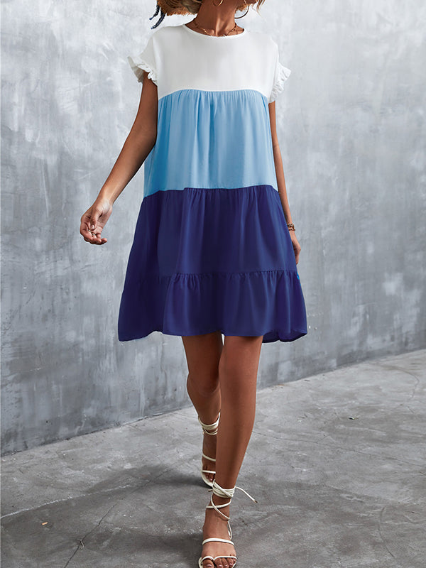 Robe courte ample plissée à manches volantées, à falbalas, à empiècements, à col rond, couleur contrastée