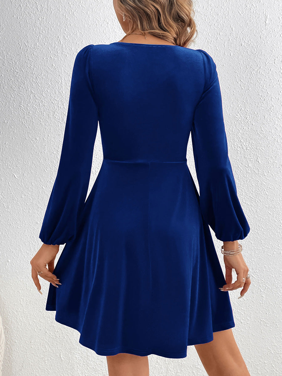 Robe courte plissée coupe trapèze, taille haute, à nœud, à empiècements, en velours, à décolleté en V profond, couleur unie