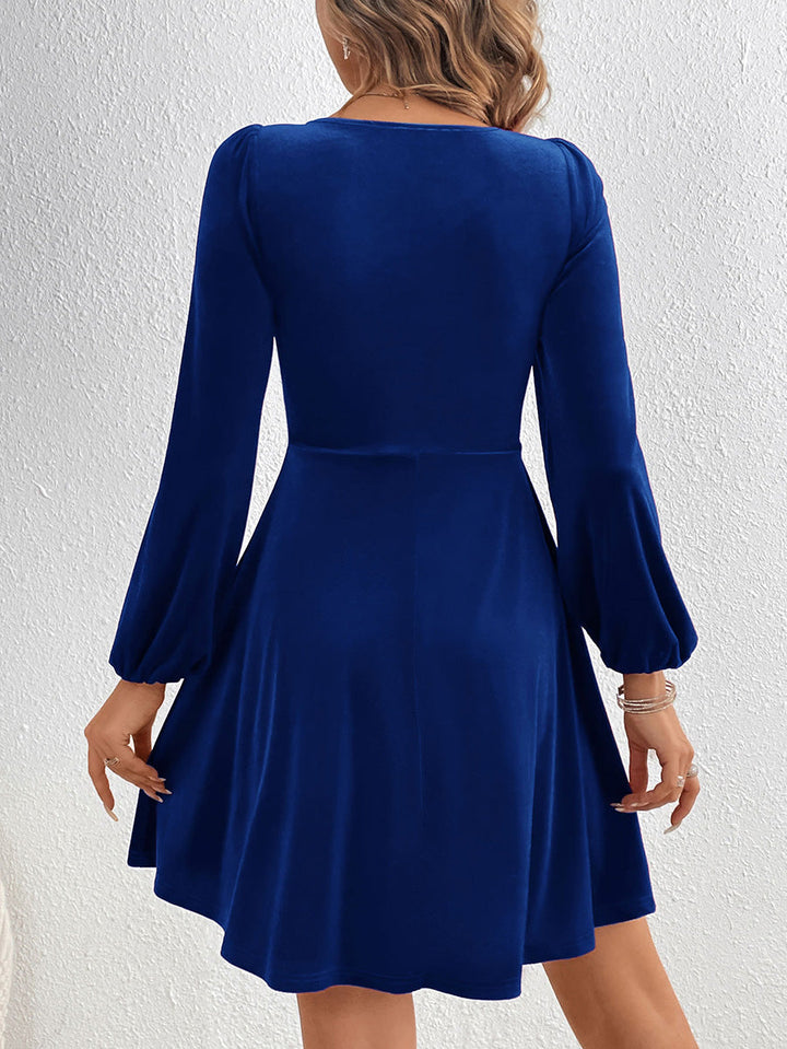 Robe courte plissée coupe trapèze, taille haute, à nœud, à empiècements, en velours, à décolleté en V profond, couleur unie