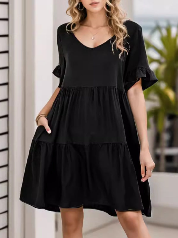 Robe courte plissée volantée coupe trapèze, à manches évasées, à poches, à empiècements, à col rond, couleur unie