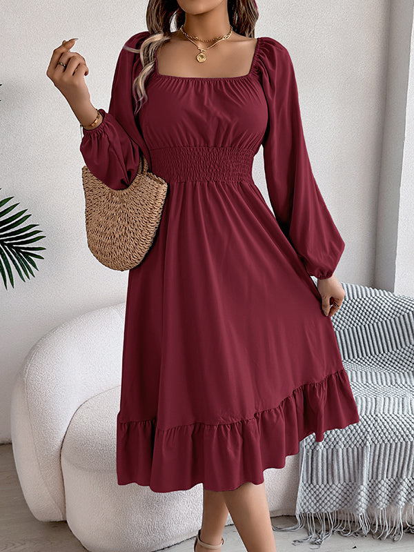Robe mi-longue plissée volantée coupe trapèze, à taille élastique, à col carré, couleur unie