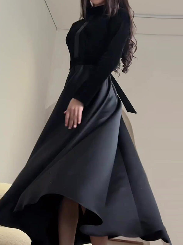 Robe longue plissée coupe trapèze, à manches longues, à empiècements, à fermeture éclair, à col cheminée