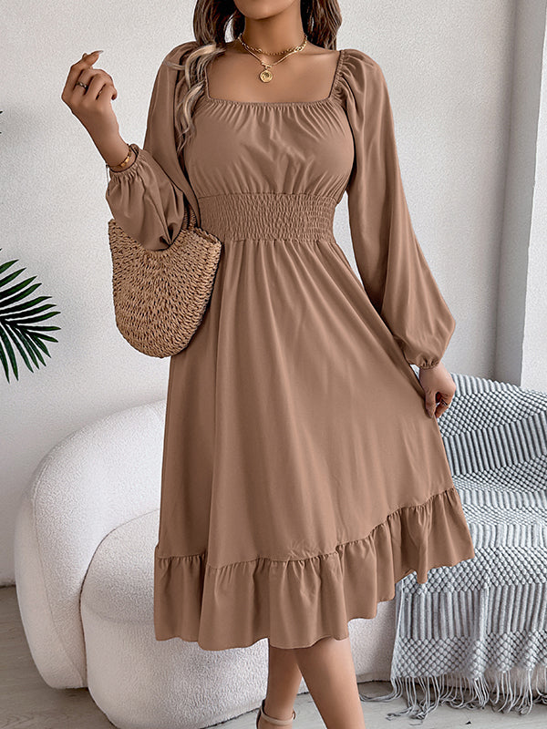 Robe mi-longue plissée volantée coupe trapèze, à taille élastique, à col carré, couleur unie