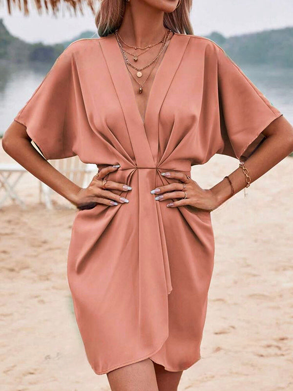 Robe courte ample plissée à manches raglan, à empiècements, à décolleté en V profond, couleur unie