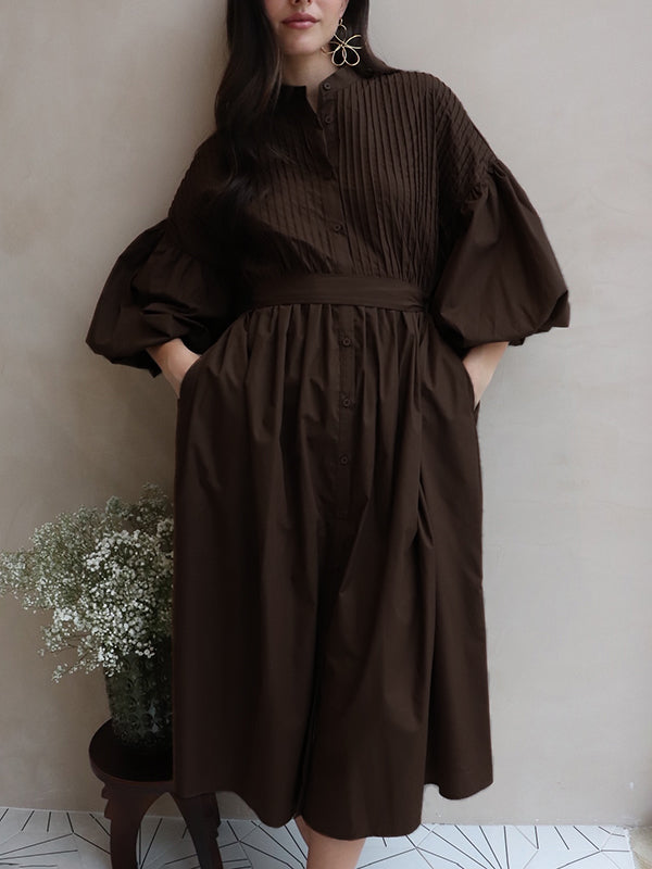 Robe longue boutonnée plissée ample à taille nouée, à manches mi-longues, à col montant, couleur unie