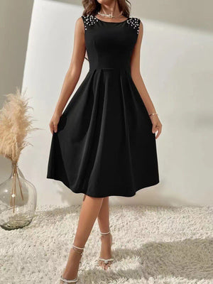Robe courte plissée coupe trapèze, taille haute, à perles, à empiècements, à col rond, couleur unie