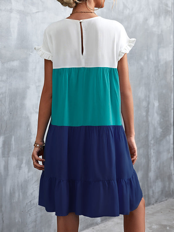 Robe courte ample plissée à manches volantées, à falbalas, à empiècements, à col rond, couleur contrastée