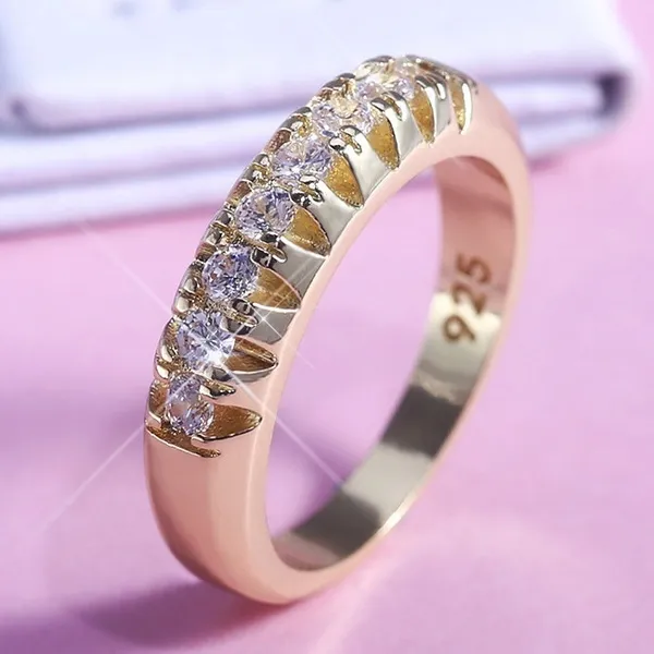 Bague élégante avec des incrustations en dioxyde de zirconium