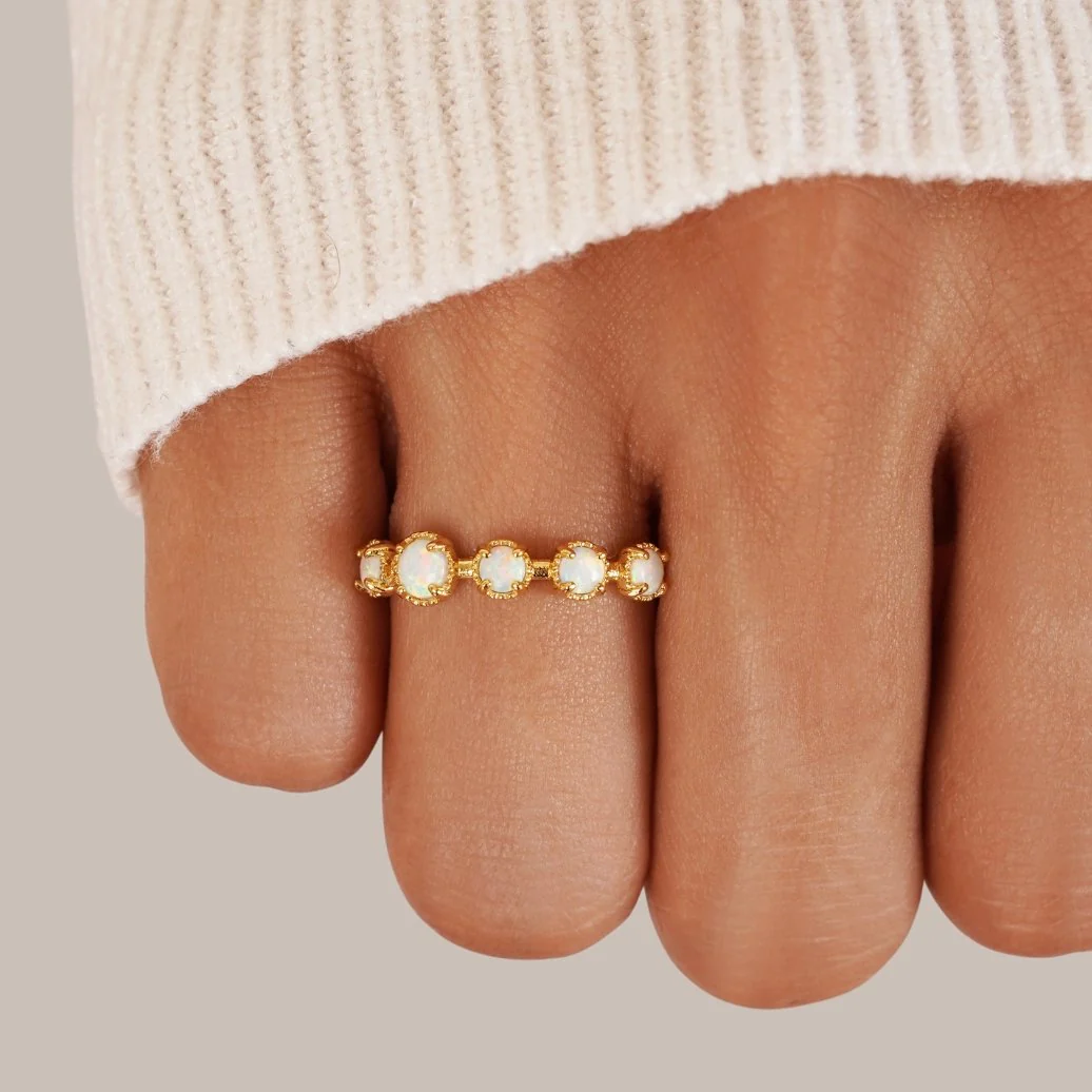 Bague élégante avec opale blanche
