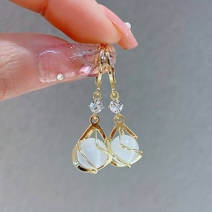 Boucles d'oreilles pendantes en or avec opale blanche antique