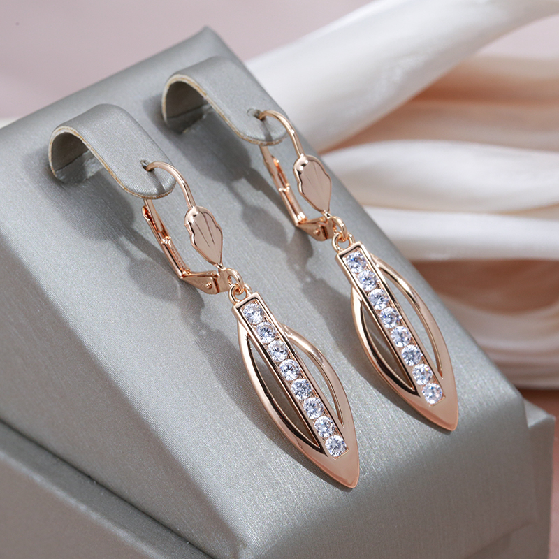 Boucles d'oreilles en forme de pointe élégantes avec des zirconias en or