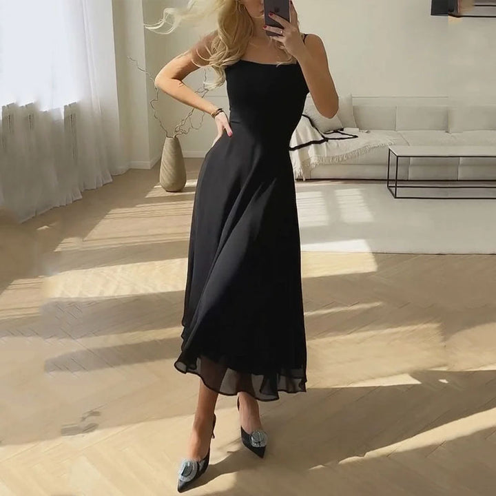 Kristina | Robe midi sans manches avec décolleté carré