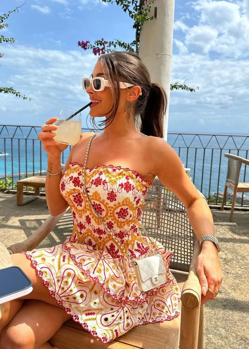 Olivia - Robe mini sans bretelles brodée avec des détails faits main