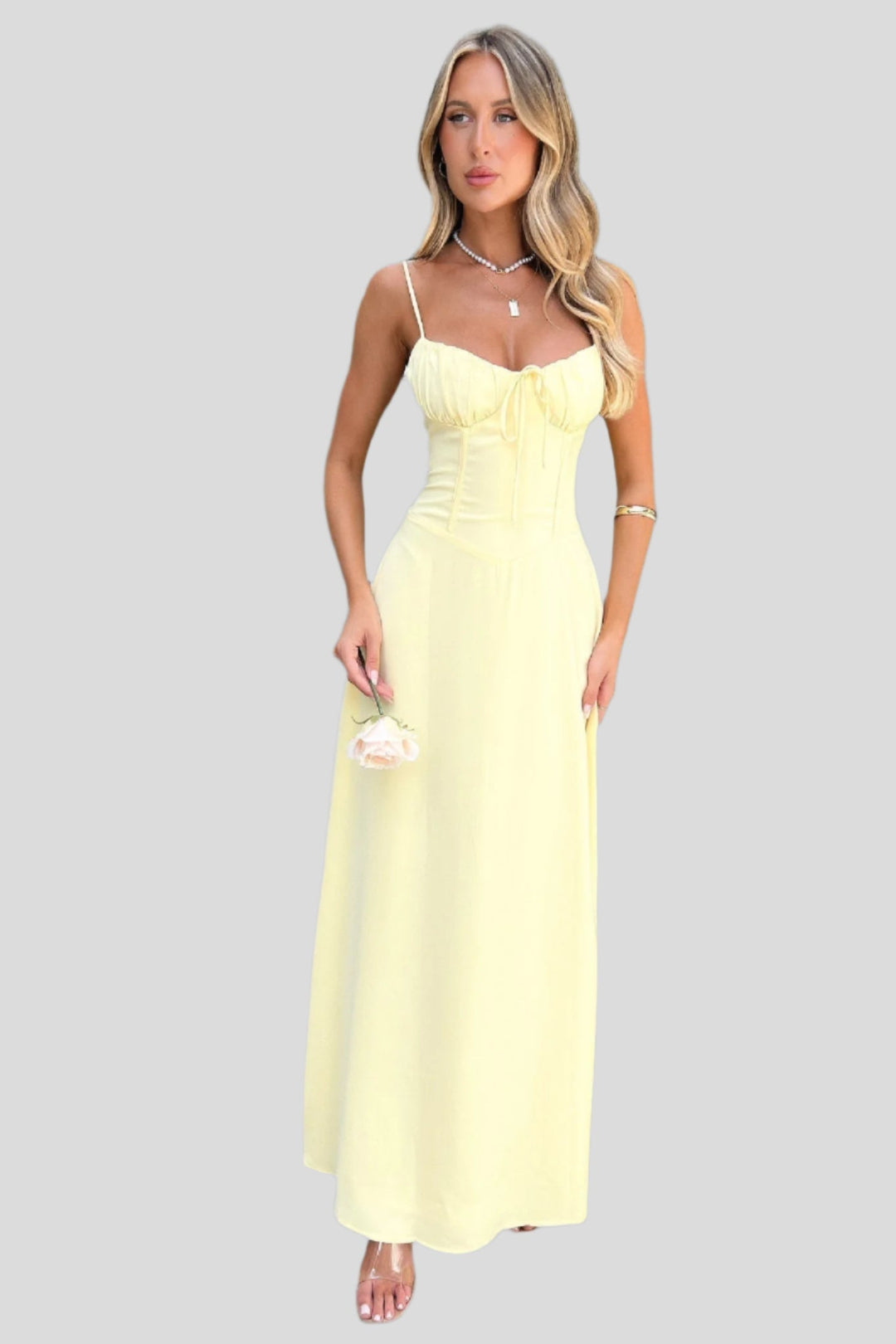 Elara – Robe maxi élégante avec design enveloppant et bretelles spaghetti