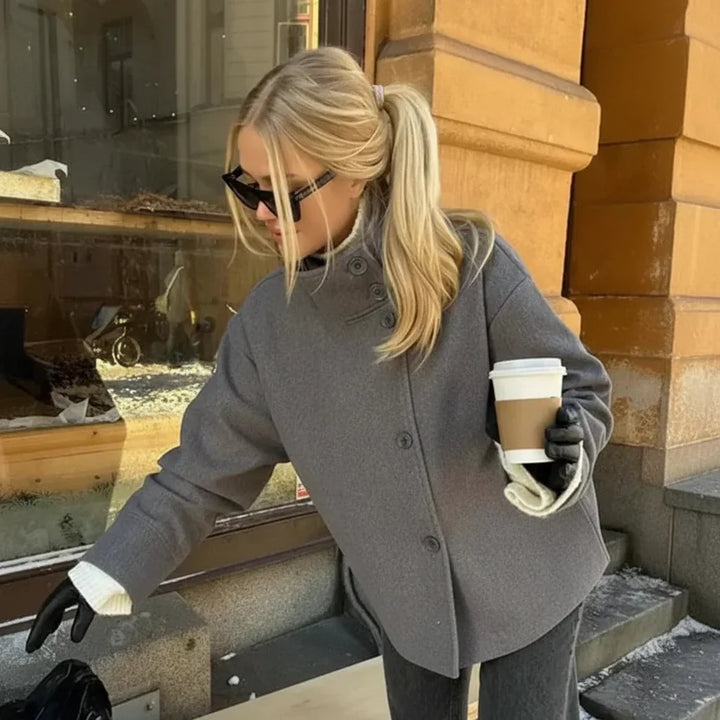 Yvonne | Manteau Court Femme à Boutonnage et Col Montant – Manteau Court Moderne 2026