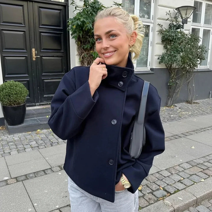 Yvonne | Manteau Court Femme à Boutonnage et Col Montant – Manteau Court Moderne 2026