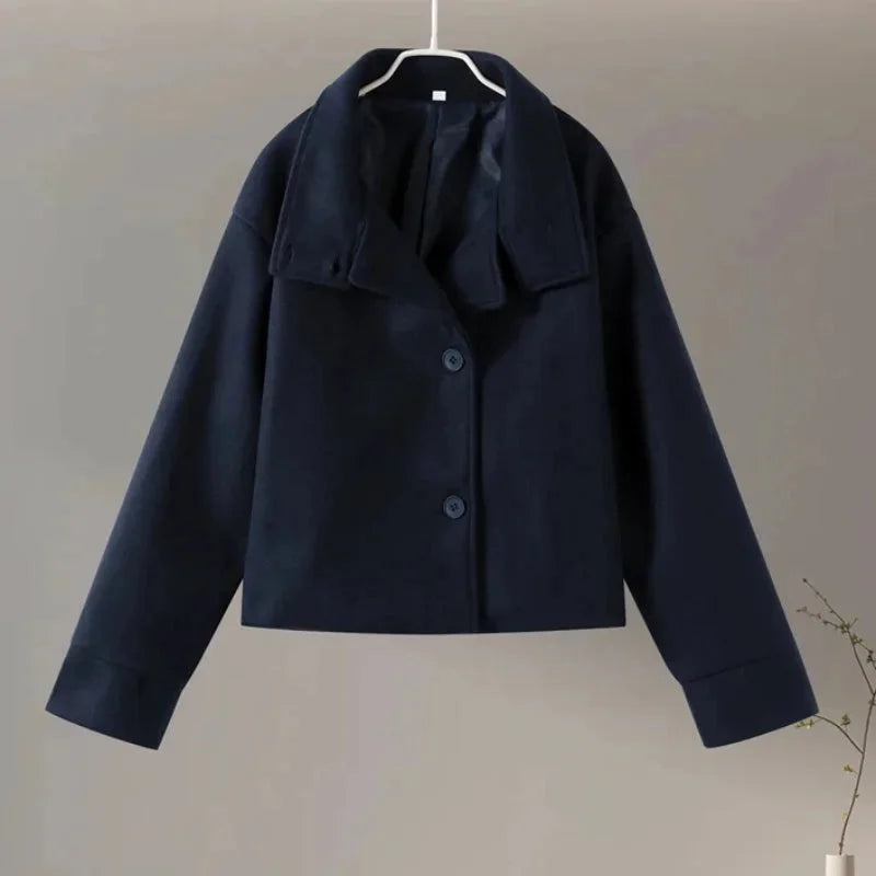 Yvonne | Manteau Court Femme à Boutonnage et Col Montant – Manteau Court Moderne 2026