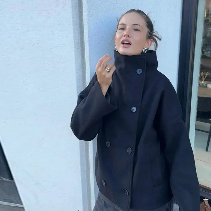 Yvonne | Manteau Court Femme à Boutonnage et Col Montant – Manteau Court Moderne 2026
