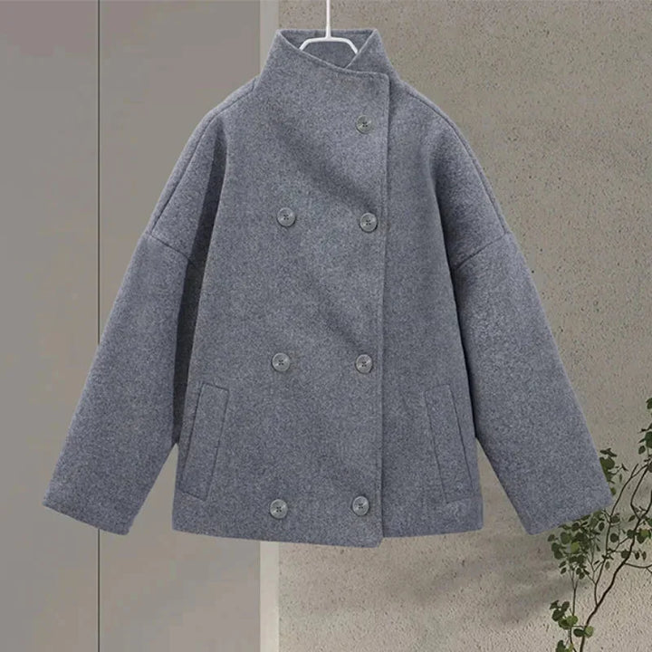 Yvonne | Manteau Court Femme à Boutonnage et Col Montant – Manteau Court Moderne 2026