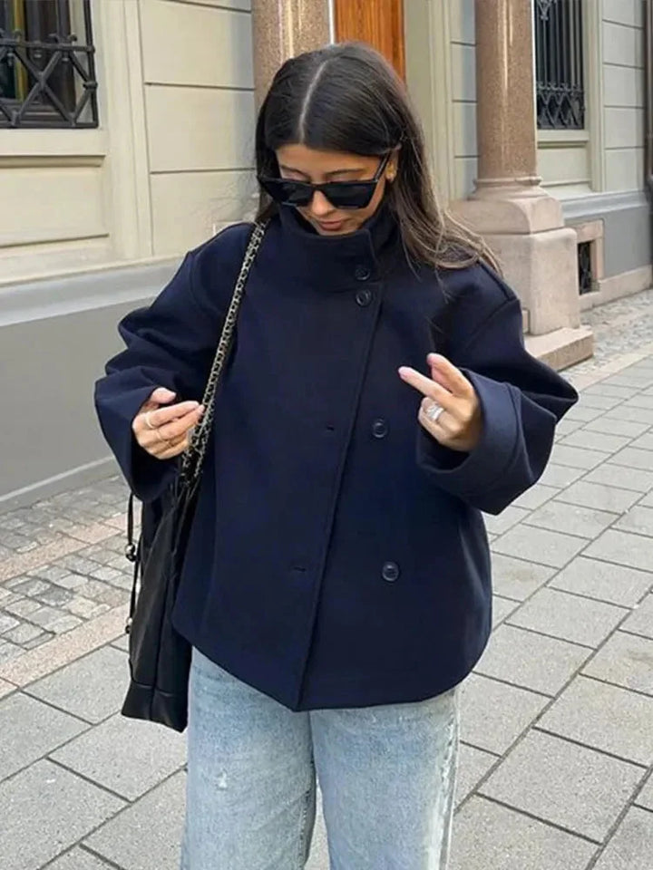 Yvonne | Manteau Court Femme à Boutonnage et Col Montant – Manteau Court Moderne 2026