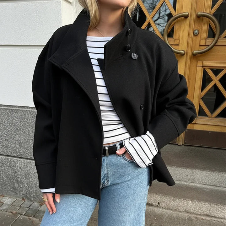 Yvonne | Manteau Court Femme à Boutonnage et Col Montant – Manteau Court Moderne 2026