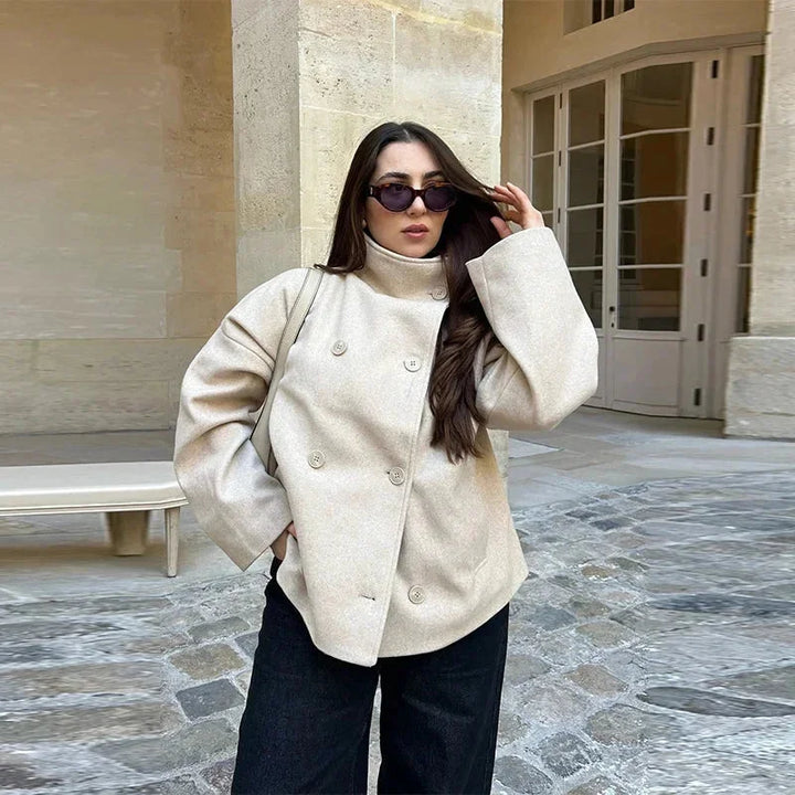 Yvonne | Manteau Court Femme à Boutonnage et Col Montant – Manteau Court Moderne 2026