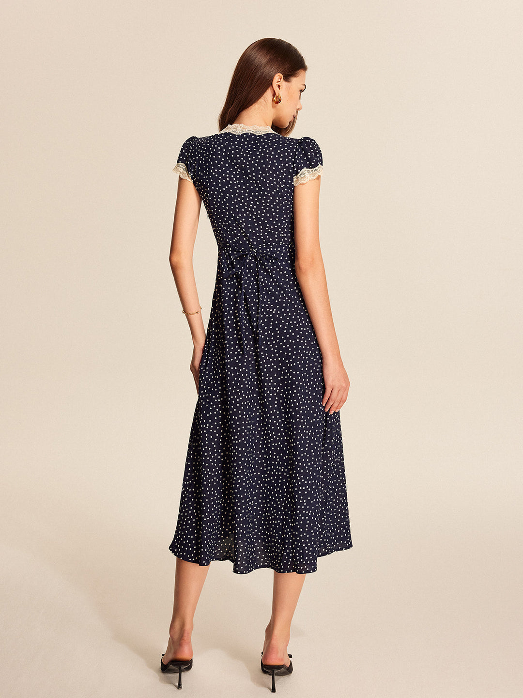 Astrid | Robe midi à encolure en V et manches courtes