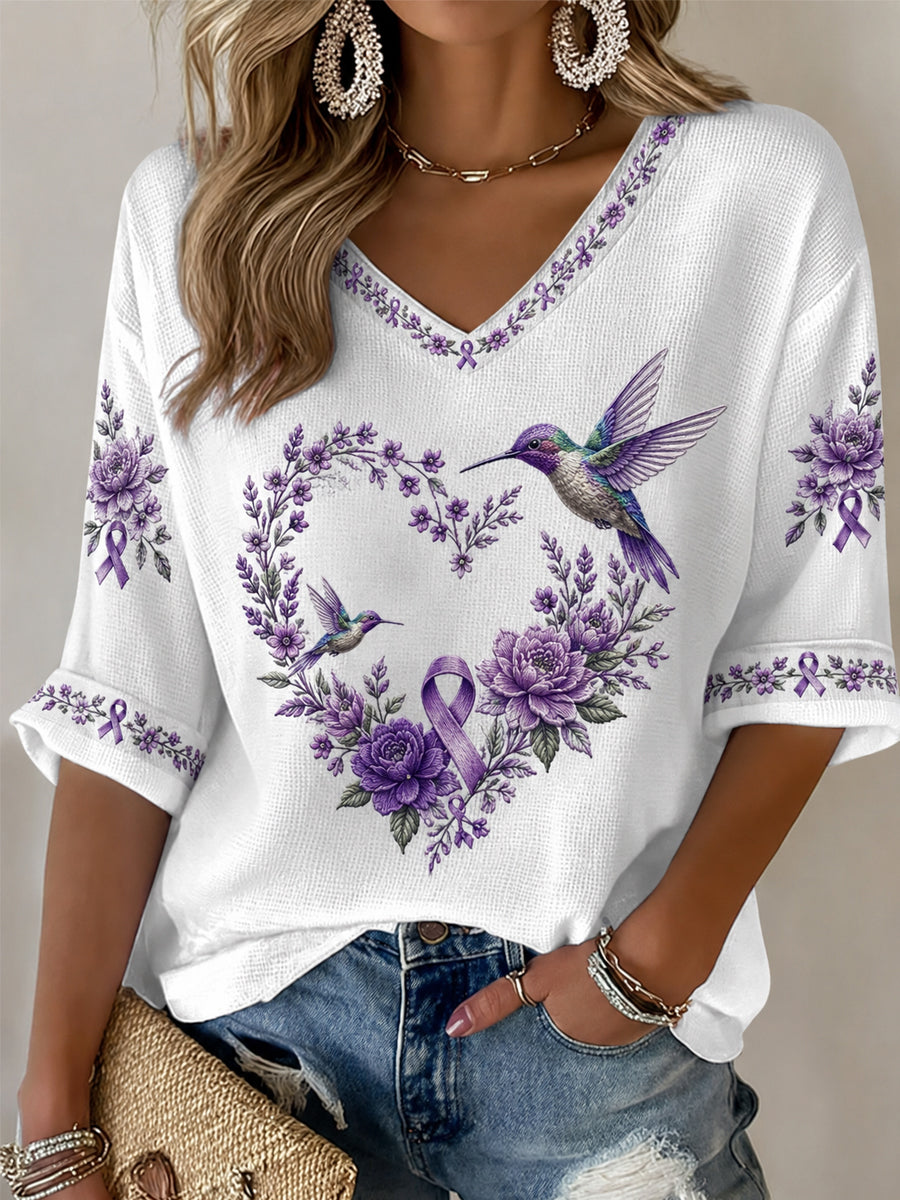 T-shirt pour femmes en violet avec impression de fleurs et de colibris, manches mi-longues et décolleté en V – Soutien à la sensibilisation autour de la maladie d'Alzheimer