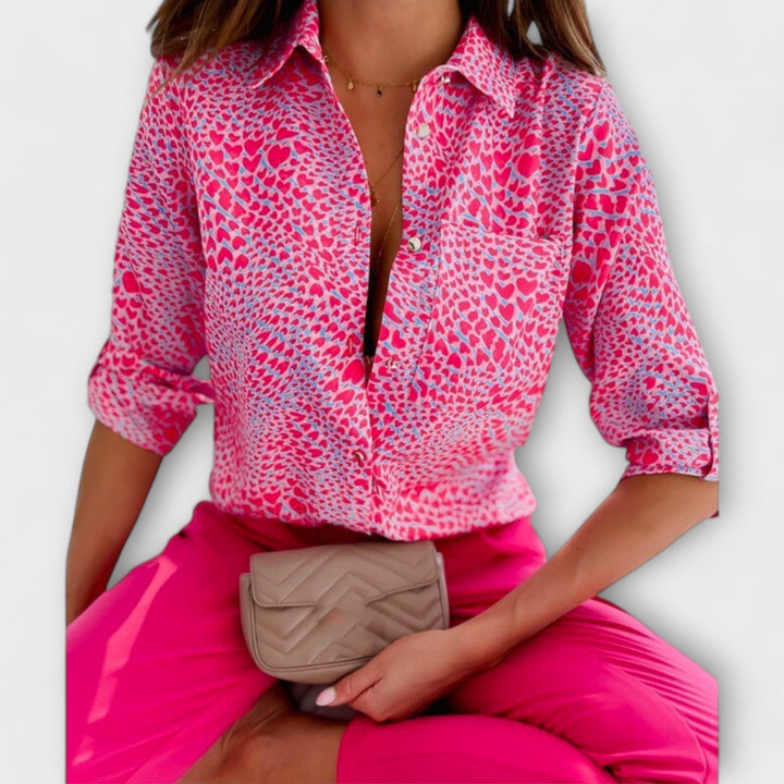 Lorena – Blouse avec imprimé graphique et flair rétro